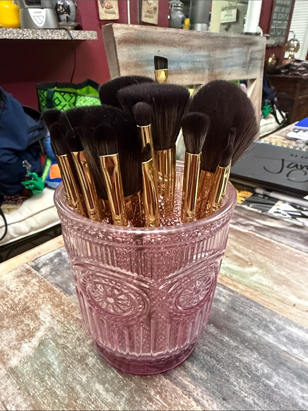 Glitz and Glam Gold-Handle Black Bristle Makeup Brush Set in Pink Holder